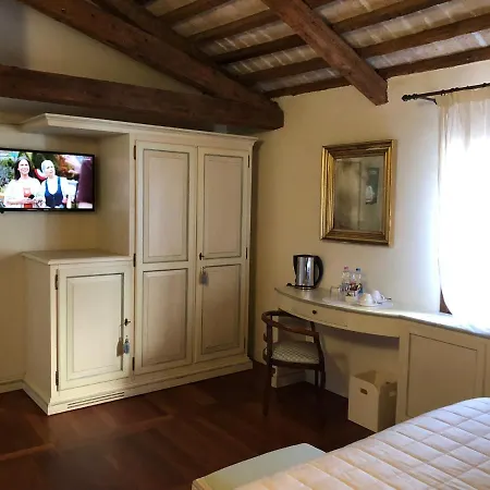 Donna Lucia 4*