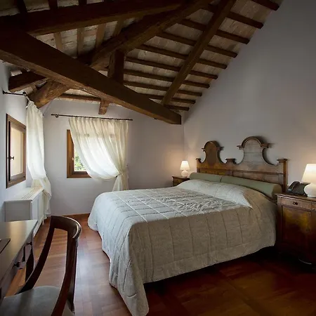 Donna Lucia Hotell 4*
